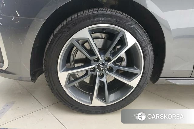 Audi A4L 2023 Темно-серый из Китая, фото 2