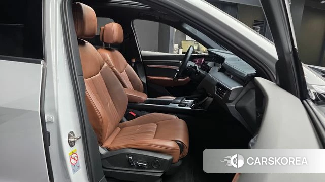 Audi e-Tron 2021 Белый из Кореи, фото 2