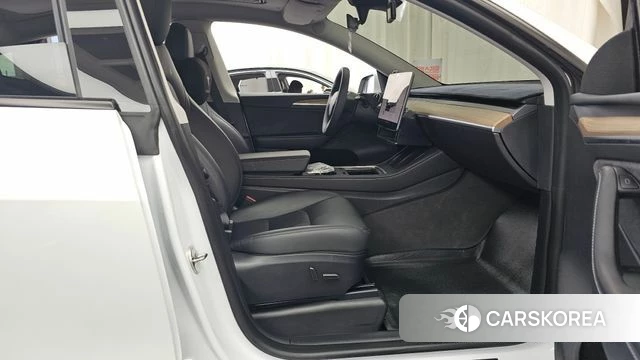 Tesla Model Y 2023 Белый из Кореи, фото 2
