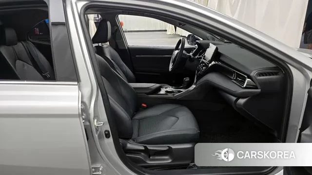 Toyota Camry (XV70) 2023 Серебристо-серый из Кореи, фото 2