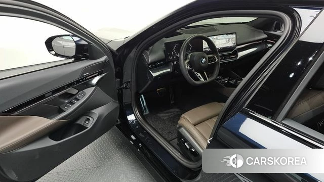 BMW 5 Series (G60) 2024 Черный из Кореи, фото 2