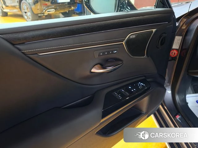Lexus ES300h 7th generation 2025 Серый из Кореи, фото 2