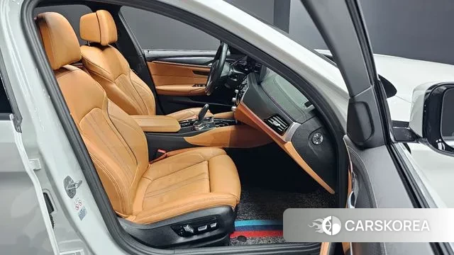 BMW 5 Series (G30) 2023 Белый из Кореи, фото 2