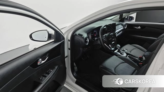 Kia The New K3 2nd generation 2023 Белый из Кореи, фото 2