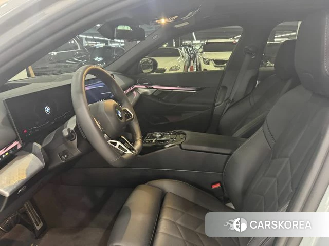 BMW 5 Series (G60) 2025 Светло-серебряный цвет из Кореи, фото 2