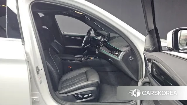 BMW 5 Series (G30) 2023 Белый из Кореи, фото 2