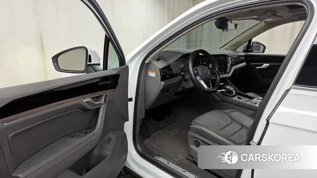 Volkswagen Touareg 3rd generation 2022 Белый из Кореи, фото 2