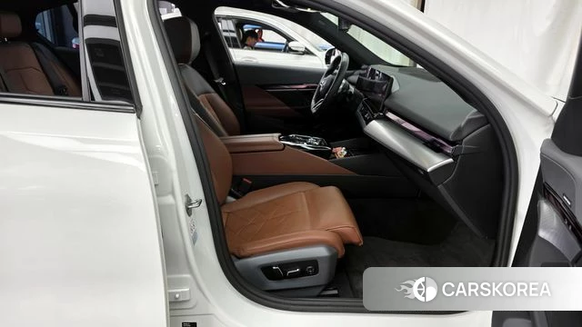 BMW 5 Series (G60) 2024 Белый из Кореи, фото 2