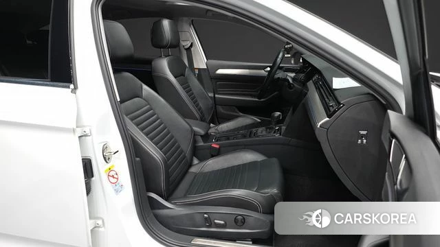 Volkswagen Passat GT (B8) 2022 Белый из Кореи, фото 2