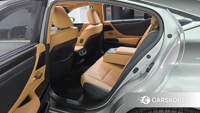 Lexus ES300h 7th generation 2023 Серебристо-серый из Кореи, фото 2
