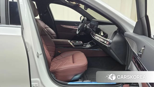 BMW 7 Series (G70) 2025 Белый из Кореи, фото 2