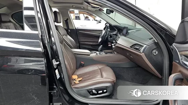 BMW 5 Series (G30) 2019 Черный из Кореи, фото 2