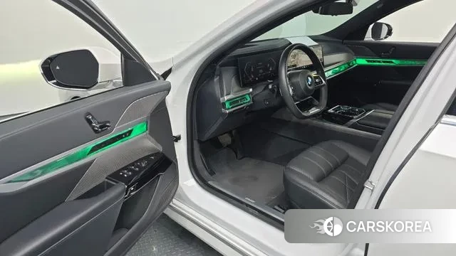 BMW 7 Series (G70) 2023 Белый из Кореи, фото 2