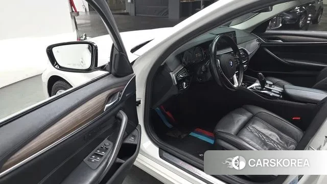 BMW 5 Series (G30) 2018 Белый из Кореи, фото 2