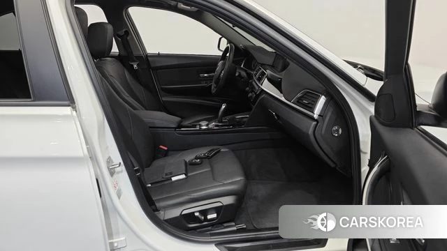 BMW 3 Series (F30) 2018 Белый из Кореи, фото 2