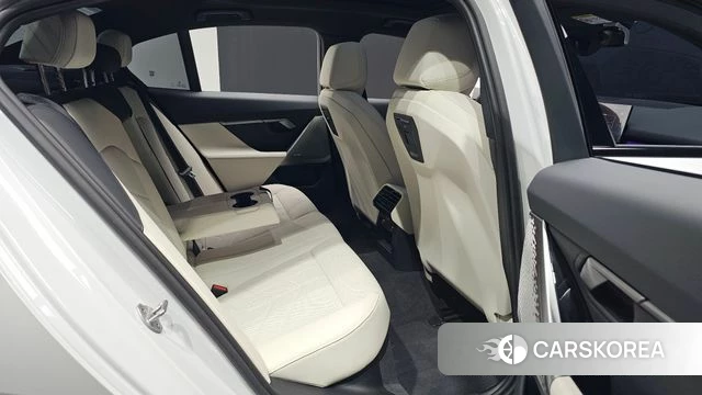 BMW 5 Series (G60) 2025 Белый из Кореи, фото 2