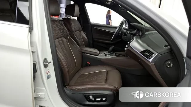 BMW 5 Series (G30) 2019 Белый из Кореи, фото 2