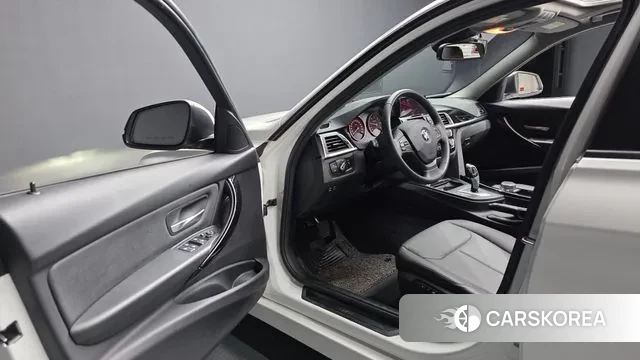 BMW 3 Series (F30) 2018 Белый из Кореи, фото 2