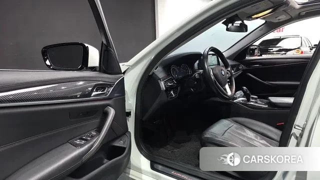 BMW 5 Series (G30) 2018 Белый из Кореи, фото 2