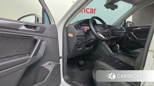 Volkswagen Tiguan second Generation 2022 Белый из Кореи, фото 2