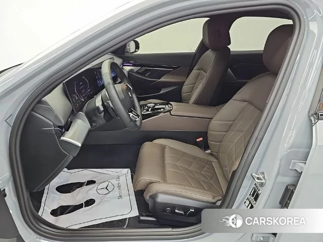 BMW 5 Series (G60) 2024 Светло-серебряный цвет из Кореи, фото 2
