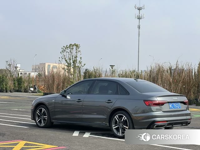 Audi A4L 2022 Темно-серый из Китая, фото 2