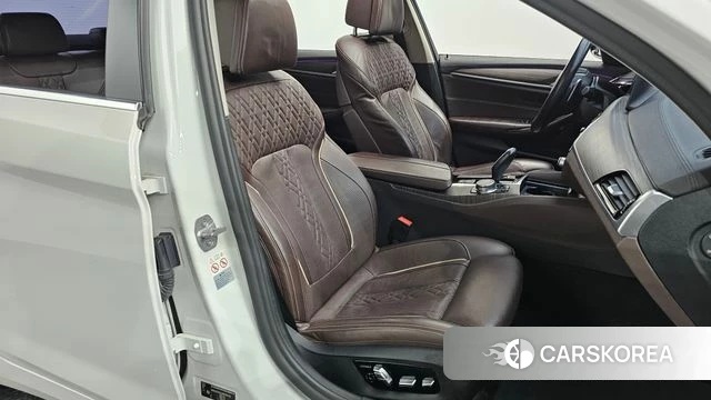 BMW 5 Series (G30) 2018 Белый из Кореи, фото 2