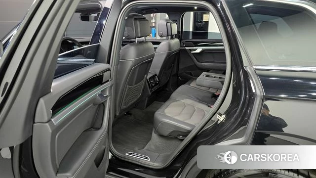 Volkswagen Touareg 3rd generation 2023 Черный из Кореи, фото 2