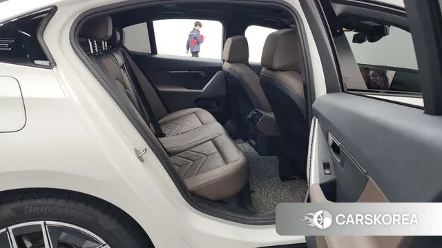 BMW 5 Series (G60) 2024 Белый из Кореи, фото 2