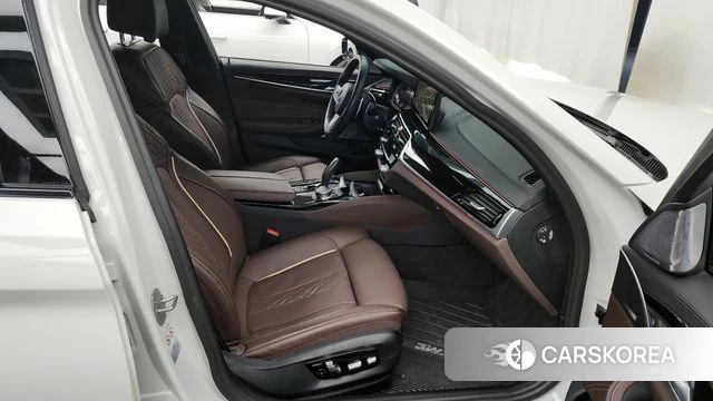 BMW 5 Series (G30) 2023 Белый из Кореи, фото 2