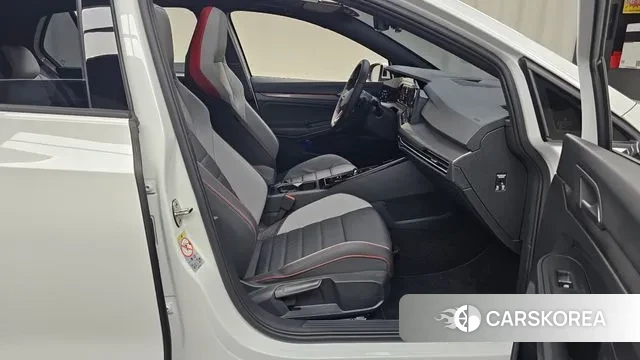 Volkswagen Golf 8th Generation 2024 Белый из Кореи, фото 2