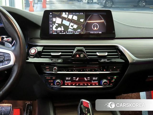 BMW 5 Series (G30) 2018 Светло-серебряный цвет из Кореи, фото 2