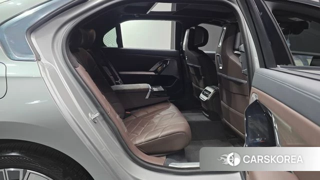 BMW 7 Series (G70) 2023 Серебряный из Кореи, фото 2