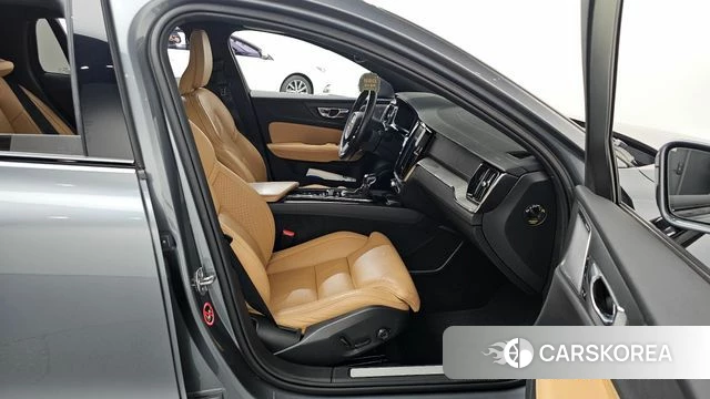 Volvo V60 Cross-Country 2nd Generation 2020 Серебряный из Кореи, фото 2