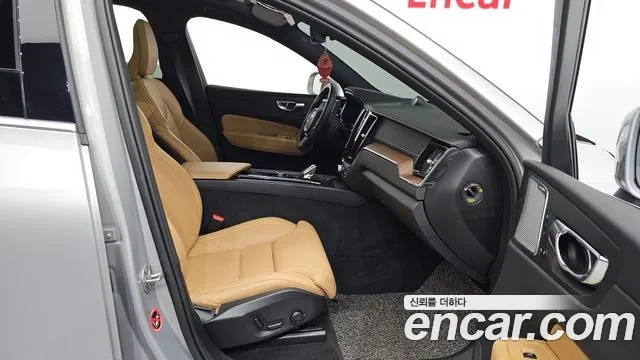 Volvo XC60 second Generation 2022 Серебристо-серый из Кореи, фото 2