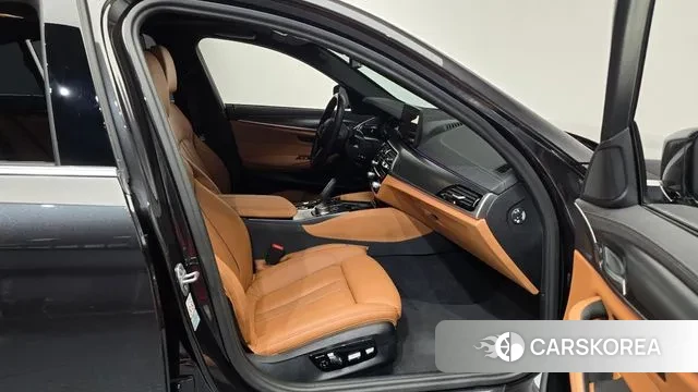 BMW 5 Series (G30) 2023 Серый из Кореи, фото 2