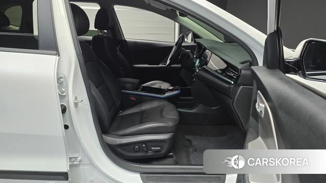 Kia Niro Plus 2022 Белый из Кореи, фото 2