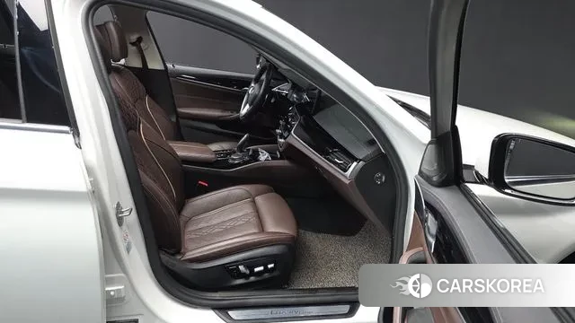 BMW 5 Series (G30) 2021 Белый из Кореи, фото 2