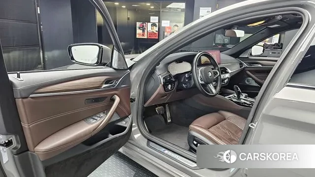 BMW 5 Series (G30) 2021 Серебристо-серый из Кореи, фото 2