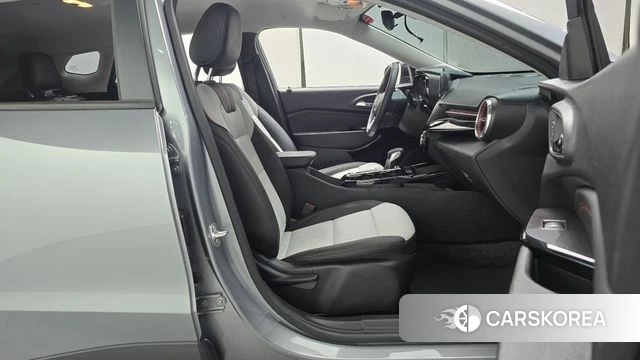 Chevrolet (GM Daewoo) Trax Crossover 2024 Серебристо-серый из Кореи, фото 2
