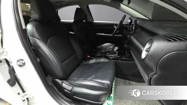 Kia The New K3 2nd generation 2021 Белый из Кореи, фото 2