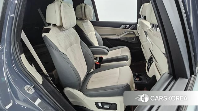 BMW X7 (G07) 2023 Светло-серебряный цвет из Кореи, фото 2