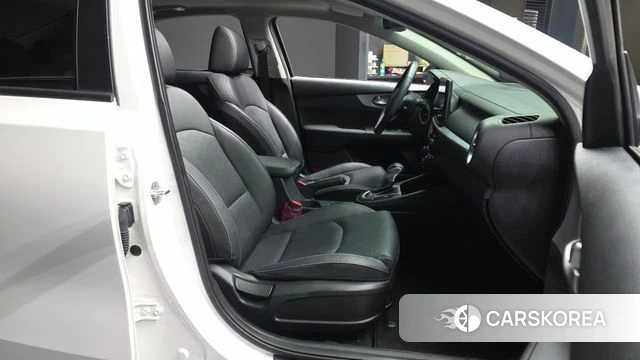 Kia The New K3 2nd generation 2021 Белый из Кореи, фото 2
