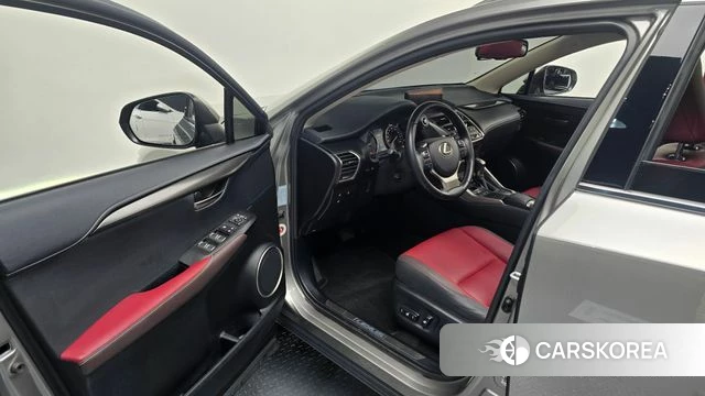 Lexus NX300h 2019 Серебристо-серый из Кореи, фото 2