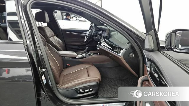 BMW 5 Series (G30) 2023 Серый из Кореи, фото 2