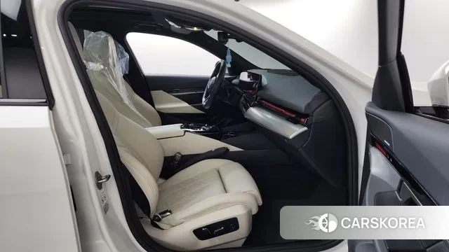 BMW 5 Series (G60) 2024 Белый из Кореи, фото 2