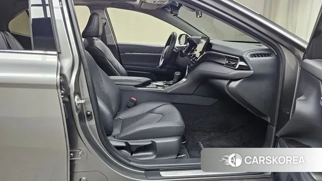 Toyota Camry (XV70) 2024 Серый из Кореи, фото 2