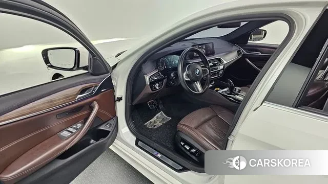 BMW 5 Series (G30) 2019 Белый из Кореи, фото 2