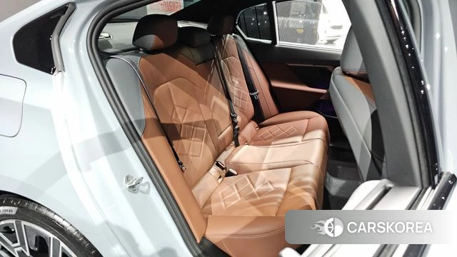 BMW 5 Series (G60) 2025 Серебристо-серый из Кореи, фото 2
