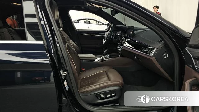 BMW 5 Series (G30) 2022 Черный из Кореи, фото 2